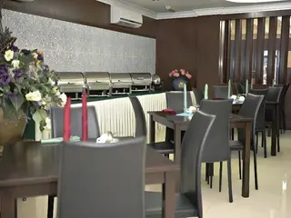 Golden Hotel 4