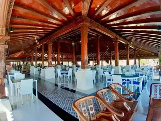 Queen Of The South Resort 3