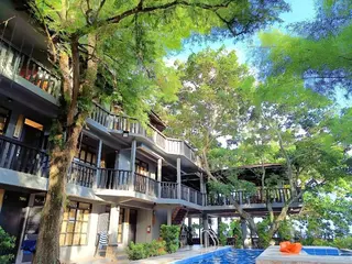 The Henry Resort Taramindu Laiya 3