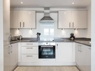 Hof Apartments Central Gate - Newbury 2