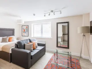 Hof Apartments Central Gate - Newbury 5