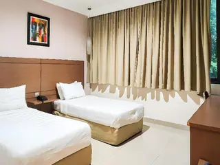 Reddoorz Premium Hotel Ratu Residence 5