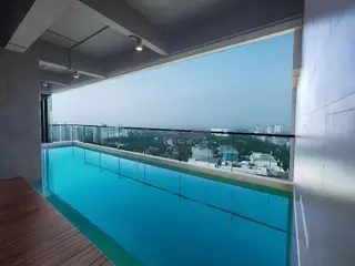 Whiz Luxe Hotel Spazio Surabaya 2