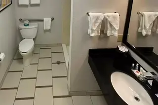 Comfort Inn & Suites Akron South 4