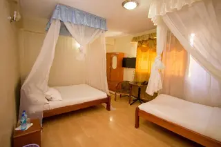 Dan's Hotel 5