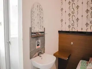 Oval Guest House 2