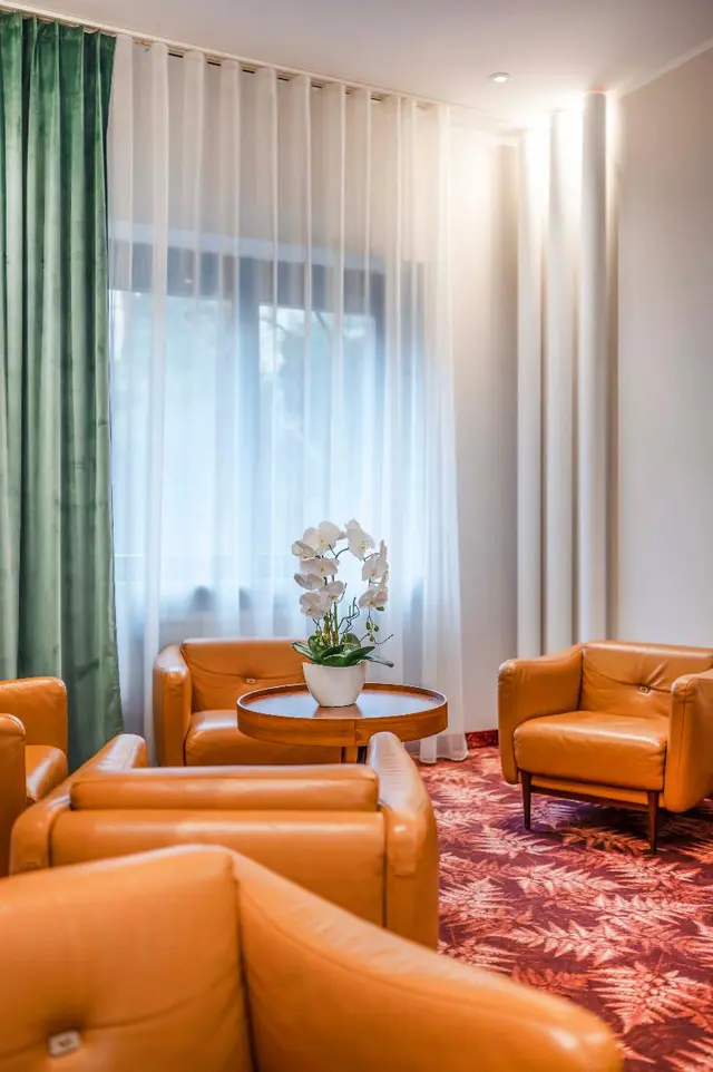 Hotel H12
