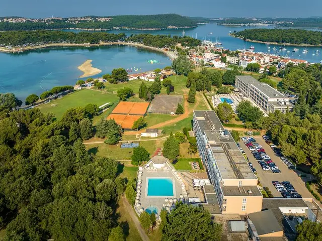Arena Hotel Holiday