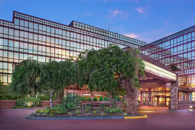 LaGuardia Plaza Hotel