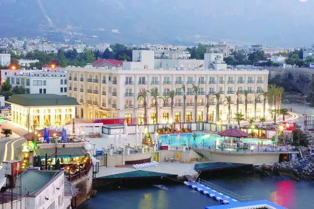 Rocks Hotel & Casino