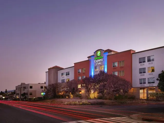 Holiday Inn Express & Suites Belmont By IHG