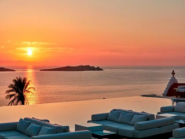Bill & Coo Suites and Lounge