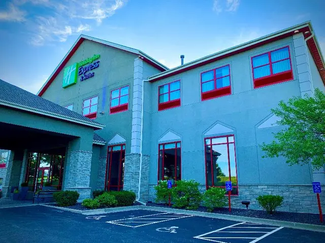Holiday Inn Express & Suites Olathe North By IHG