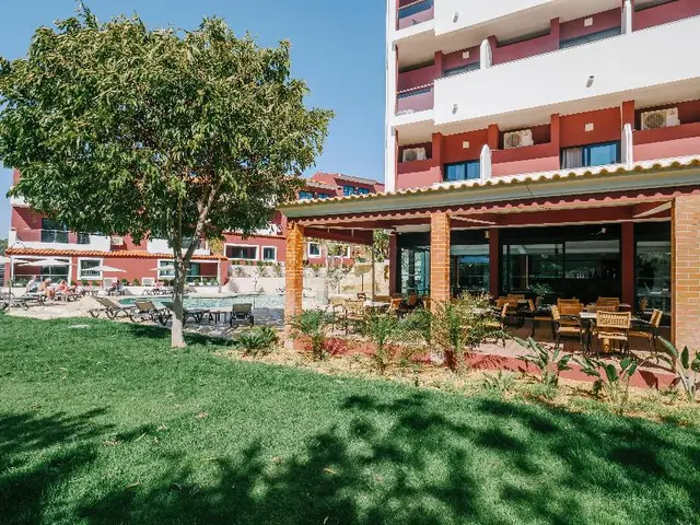 Topázio Vibe Beach Hotel & Apartments