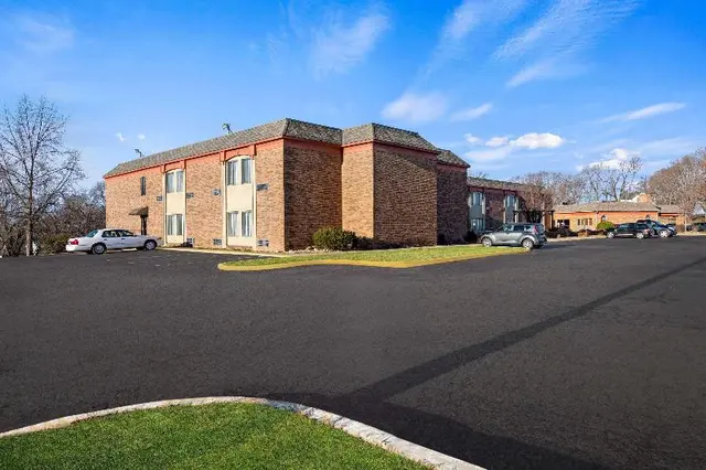 Suburban Studios Kansas City Airport North