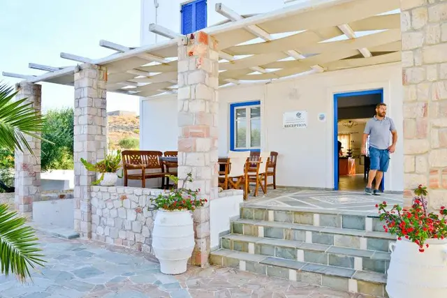 Glaronisia Hotel