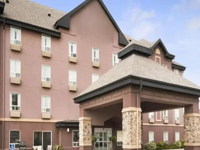 Prairie Crest Calgary Airport by IHG