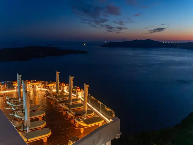 Sun Rocks Boutique Hotel | Caldera View Suites