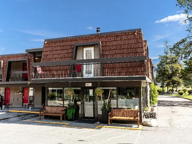 Tonquin Inn