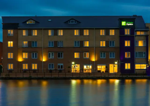 Holiday Inn Express Cardiff Bay