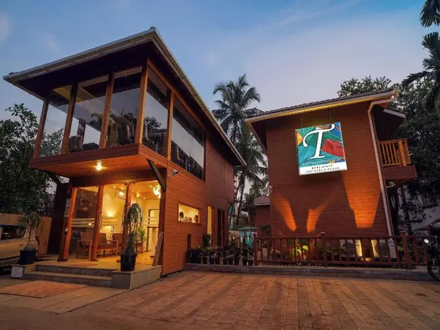 Treehouse Mars Beach Cottages