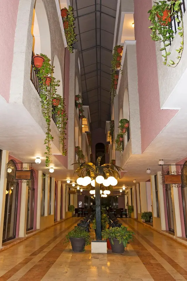 Del Paseo