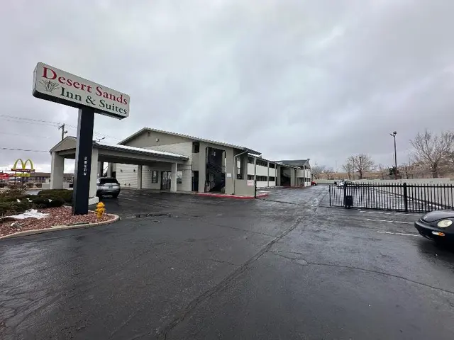 Desert Sands Inn And Suites