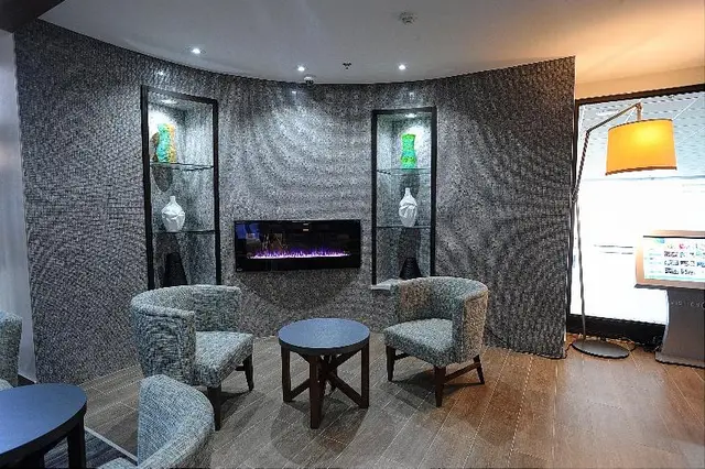 Holiday Inn Express & Suites Toronto Airport West