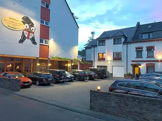 Hotel Weinhaus Zum Schwarzen Bv Ren