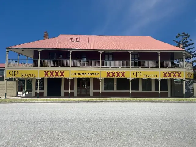 Queensport Tavern And Motel