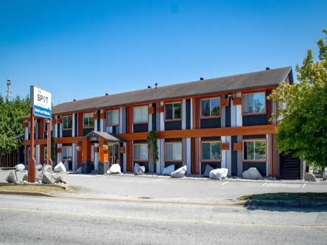 The Spot At Porpoise Bay Hotel & Marina
