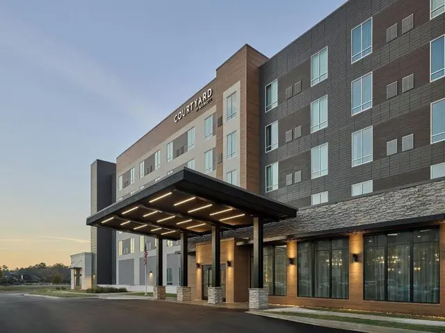 Courtyard By Marriott Madison