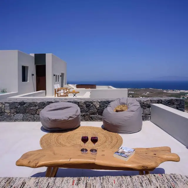 Ryolithos Suites
