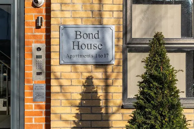 Celador Apartments - Bond house