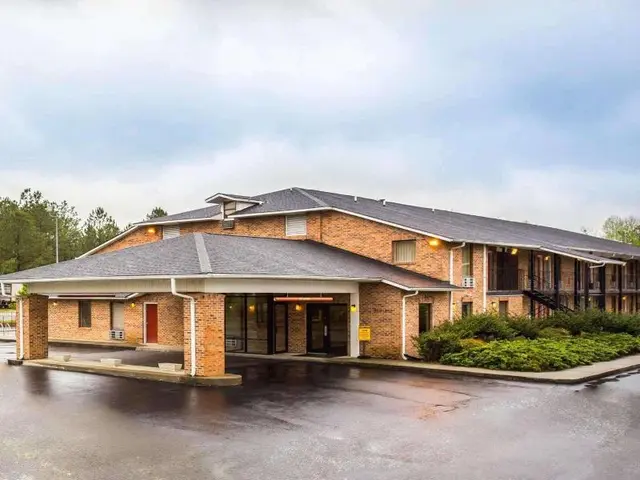Econo Lodge Inn And Suites