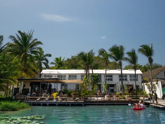 The Yak Lake House Hostal Bacalar - Solo Adultos