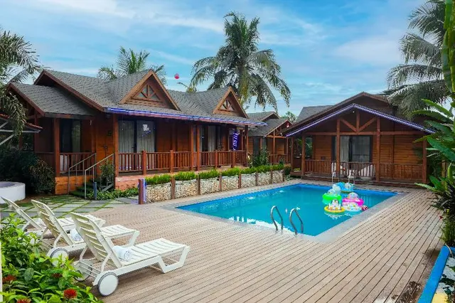 Foxoso Aaristo Baga Beach Resort