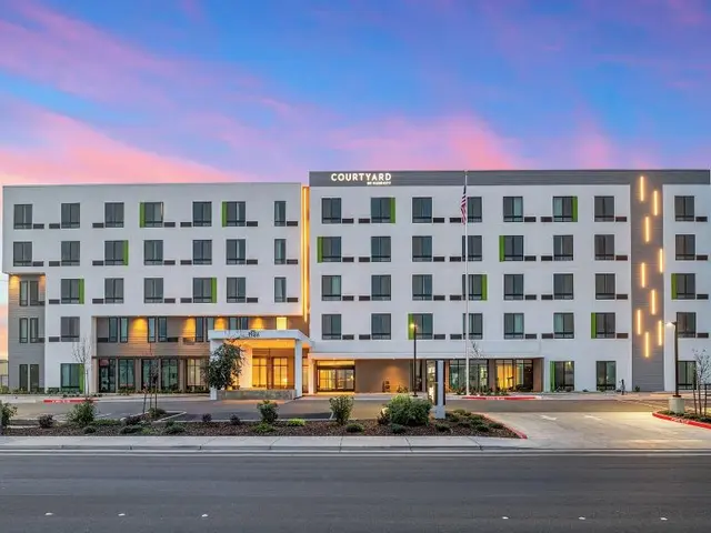 Courtyard By Marriott Woodland
