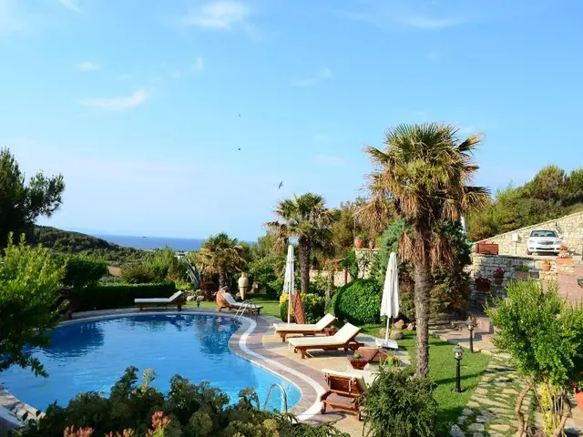 Ada Bacchus Hotel