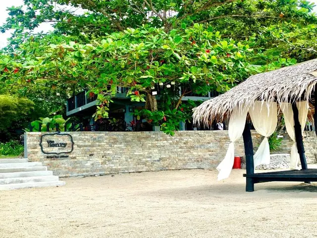 The Henry Resort Taramindu Laiya