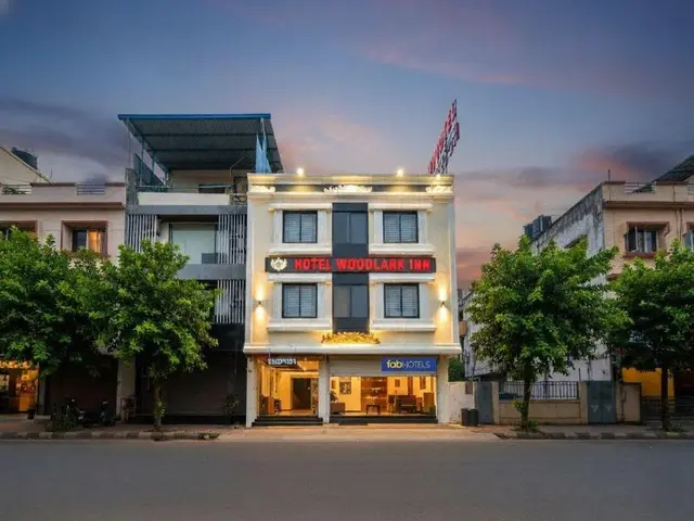 Fabhotel Woodlark Inn