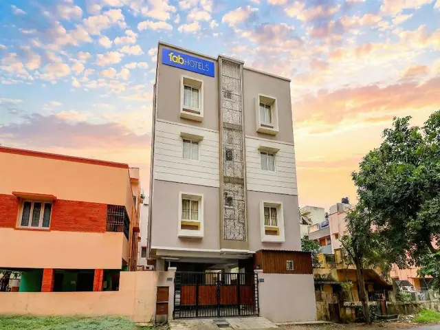 Fabhotel Home Tree Service Apartment I