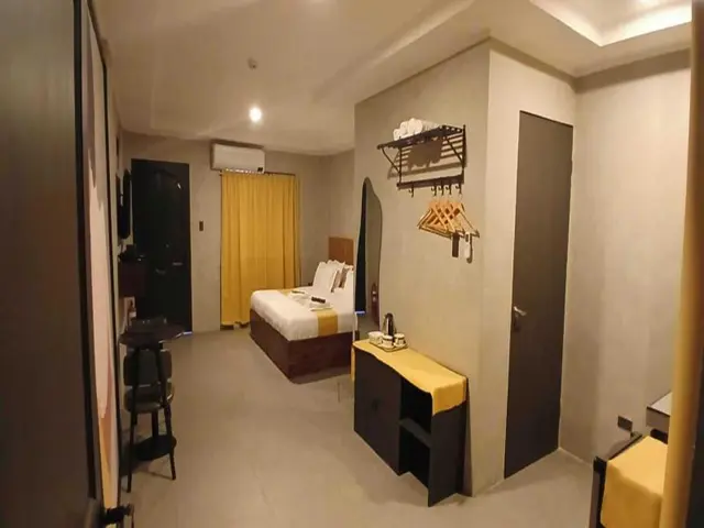 Townhouse Oak Grey Hotel Near Clark Internationa