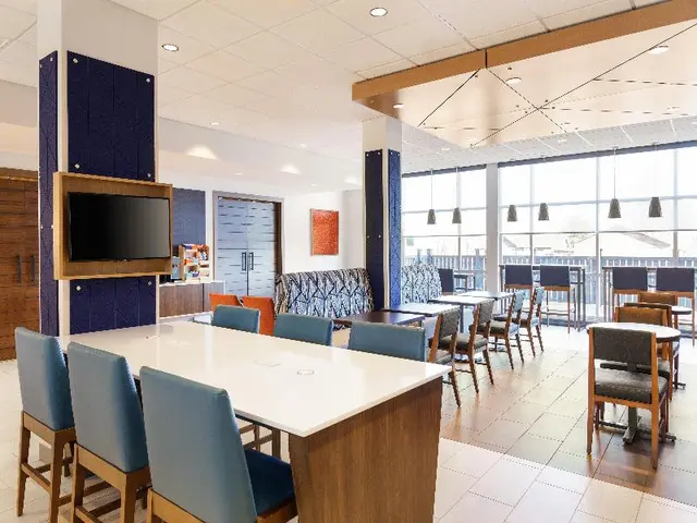 Holiday Inn Express & SUI Overland Park S. by IHG