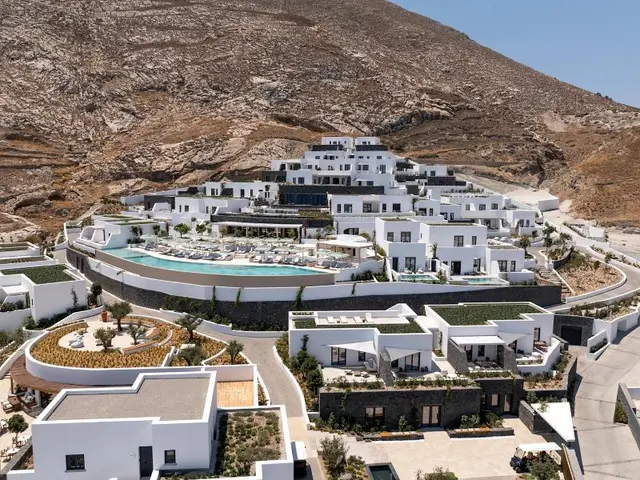 Sandblu Santorini, LXR Hotels & Resorts