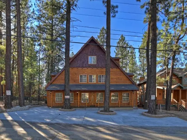 Big 10 Luxury Cabin With Hottub