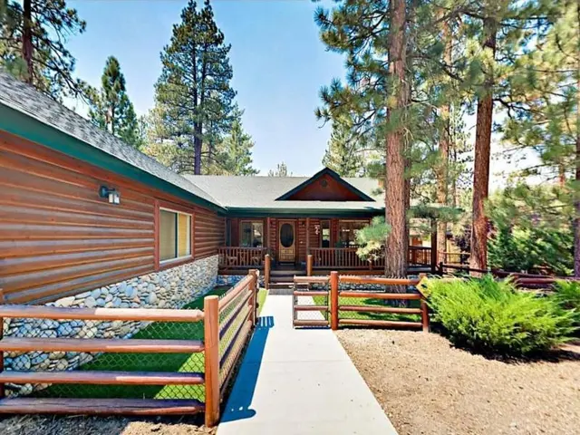 Teakwood Cozy Wood Cabin With Fireplace