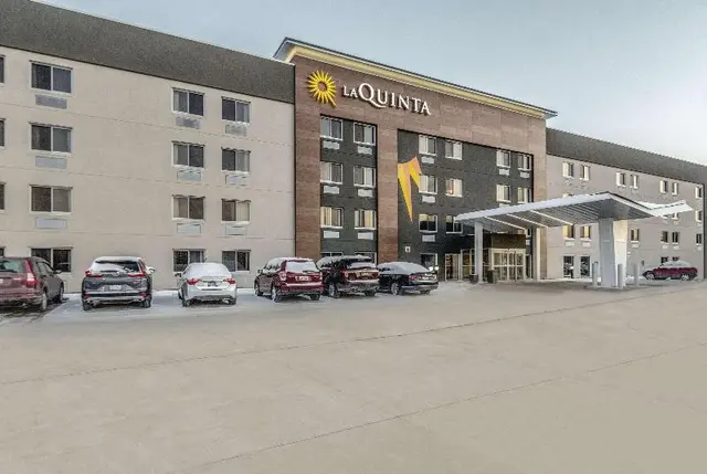 La Quinta Inn & Suites by Wyndham Cleveland Air