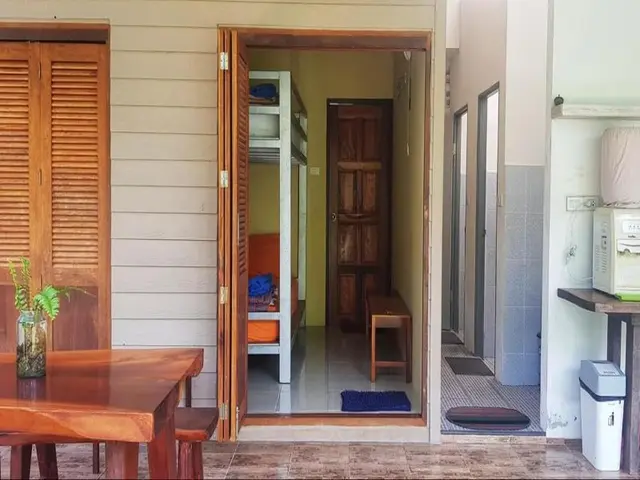 Baan Hinlad Home And Hostel