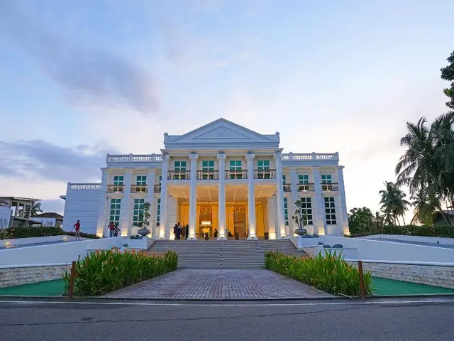 Grandeeza Hotel By Galison